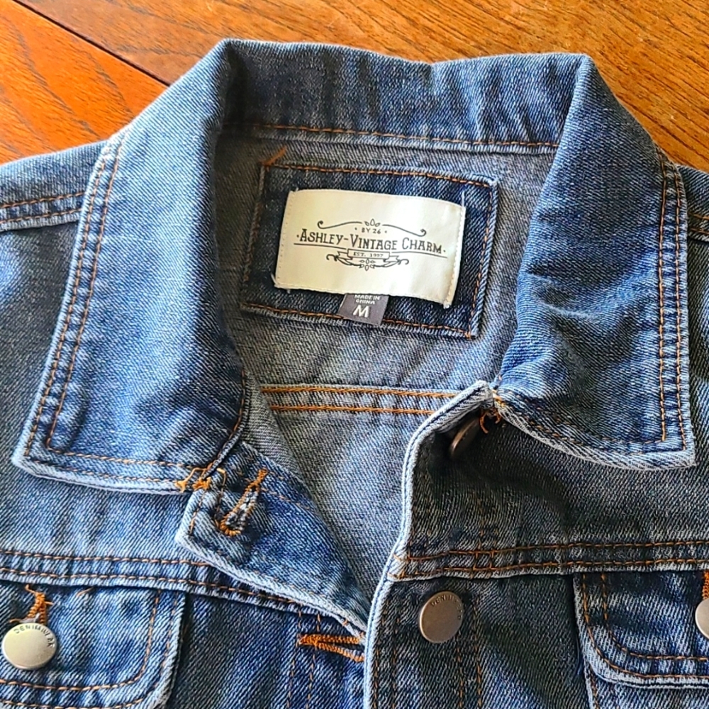 Sz M Cropped Denim jacket elbow length sleeves